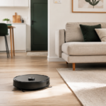 robot aspirador limpiando piso pequeño